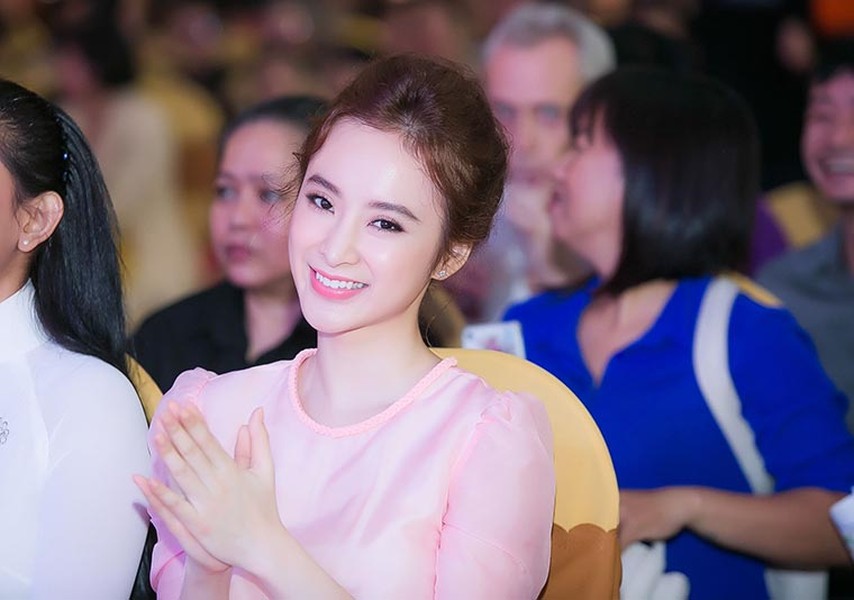 Ngày 13/9,  Angela Phương Trinh đã góp mặt tại sự kiện "Ngày hội ăn chay vì cộng đồng" tại nhà thi đấu Nguyễn Du (TP HCM). Tại sự kiện này, trong phần đấu giá các vật phẩm để gây quỹ giúp đỡ, xây nhà tình thương cho các hoàn cảnh khó khăn, nữ diễn viên 9x luôn nhiệt tình tham gia.