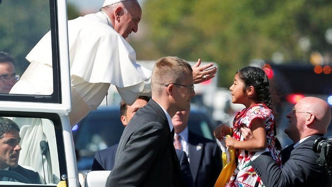  Giáo hoàng Francis ôm một bé gái ở Washington D.C. ngày 23/9 trong chuyến công du Mỹ 5 ngày. Bé Sophie Cruz, 5 tuổi, cũng giống như nhiều người khác, nóng lòng chờ đón Giáo hoàng và vượt qua dòng người để tiến gần tới xe của ngài. Nhân viên an ninh ngăn em nhưng Đức Thánh cha vẫy tay ra hiệu cho bé gái tiến lại gần. Ông ôm Cruz vào lòng trước sự chứng kiến của đám đông. Ảnh: CBSNews