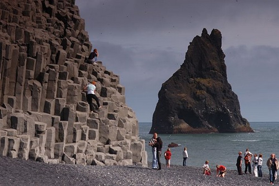 1 .Biển Vik , Iceland:  Bãi biển đen kỳ bí này do ngọn núi lửa Mydalsjokull phun trào dung nham và tạo nên những bờ cát đen.