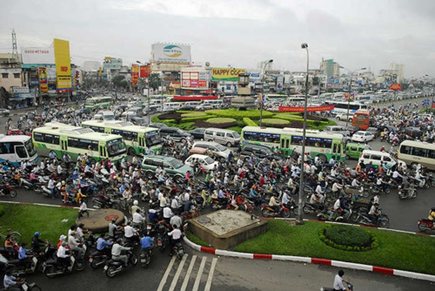 Giao lộ Hàng Xanh (quận Bình Thạnh, TP HCM) trước đây thực sự như nút thắt cổ chai, phương tiện đi chen lấn, không theo hàng lối. Ảnh: Báo Giao thông.