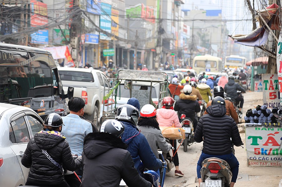 Những ngày cận  Tết Nguyên đán, mật độ các phương tiện đông, các tuyến đường thường xuyên ùn tắc.