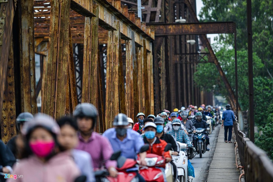 Vào giờ cao điểm,  cầu Long Biên (Hà Nội) hơn trăm tuổi luôn có lưu lượng người đi xe máy rất đông.