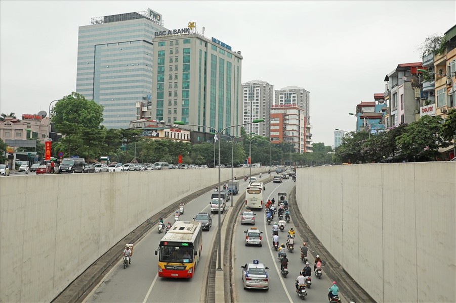  Hầm Kim Liên là hầm chui cơ giới đầu tiên tại Hà Nội, mỗi ngày có một lượng lớn phương tiện di chuyển qua đây.