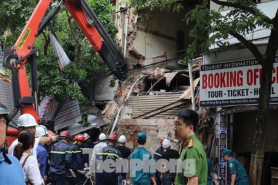 1.  Sập nhà trên phố Hàng Bông: Vừa qua, ngày (2/7), ngôi nhà cổ số 56 phố Hàng Bông (phường Hàng Gai, quận Hoàn Kiếm, Hà Nội) bị sập gây náo loạn cả khu phố. Đây không phải lần đầu việc sập nhà, biệt thự cổ xảy ra tại Hà Nội, nó là lời cảnh báo cho rất nhiều ngôi nhà khác đang xuống cấp nghiêm trọng tại Thủ đô.