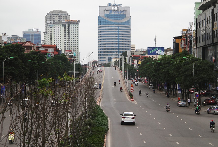 Ghi nhận trên nhiều Tuyến đường, tuyến phố ở Hà Nội hôm nay vắng vẻ hơn ngày thường. Trước đó,  Thủ tướng Nguyễn Xuân Phúc ban hành chỉ thị yêu cầu quyết liệt thực hiện đợt cao điểm phòng chống dịch Covid-19 với các biện pháp mạnh.