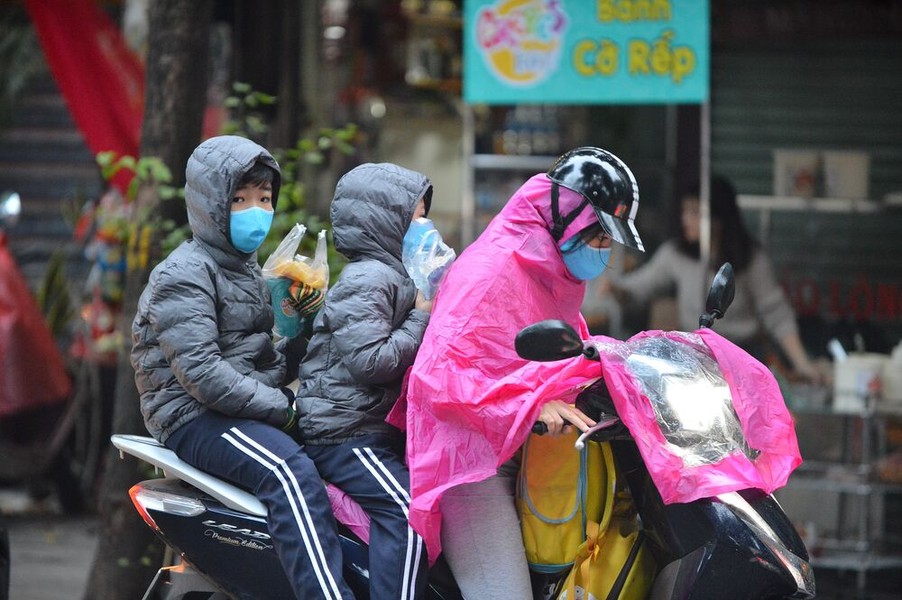 Tại Hà Nội,  không khí lạnh gây rét đậm với nhiệt độ thấp nhất phổ biến 7-10 độ. Theo ghi nhận sáng nay (8/1), trời cực lạnh, người dân co ro đi làm từ sáng sớm.