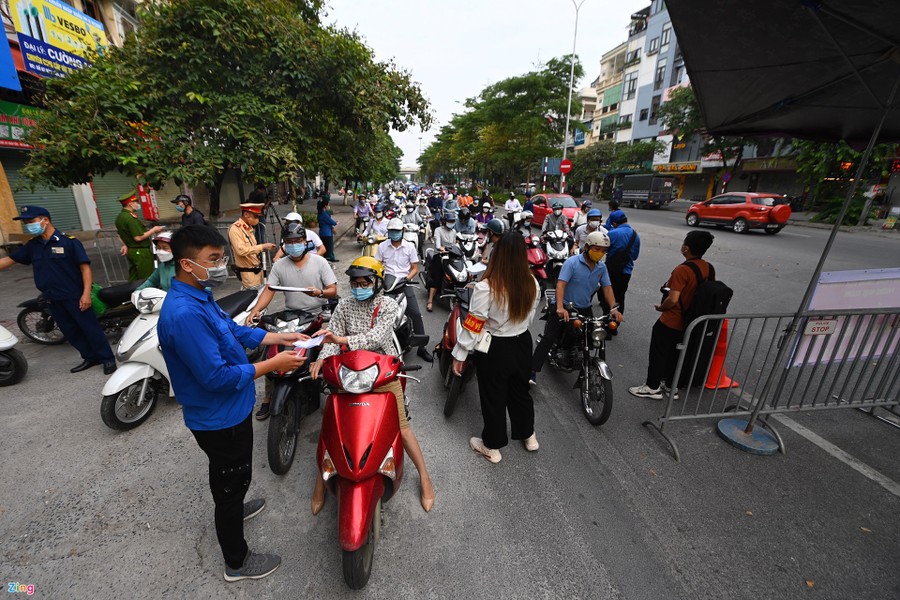 Lãnh đạo thành phố đã khuyến cáo không có việc cần thiết không nên ra đường nhưng 8h ngày 29/7, lượng người và xe tham gia giao thông khá đông. Hình ảnh tại chốt cơ động phòng chống dịch Covid-19 phường Ngọc Khánh đoạn giữa phố Đào Tấn (quận Ba Đình).