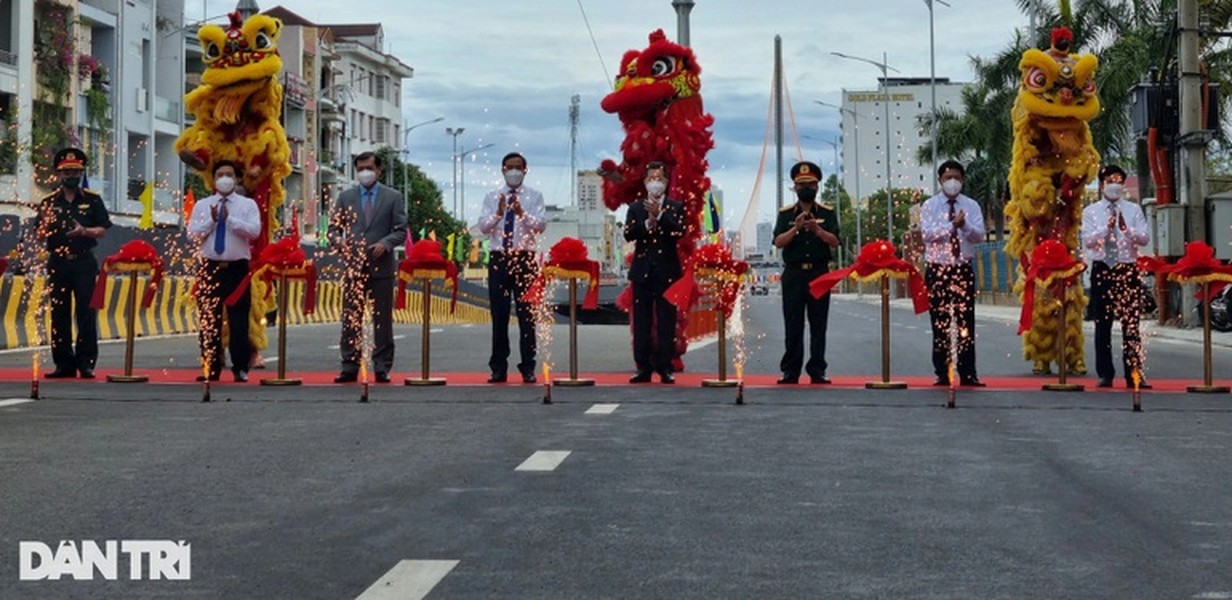 Sáng 28/3, UBND TP Đà Nẵng tổ chức lễ khánh thành công trình cải tạo nút giao thông phía Tây cầu Trần Thị Lý. Công trình được thiết kế 3 tầng, gồm đảo xuyến ở tầng mặt đất, tầng hầm (hầm chui) và cầu vượt, có tổng kinh phí đầu tư hơn 723 tỷ đồng. Lãnh đạo TP Đà Nẵng cắt băng khánh thành nút giao thông phía Tây cầu Trần Thị Lý.