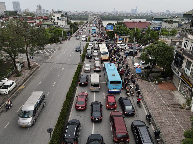 7h15 ngày 28/3, đường Nguyễn Văn Cừ (quận Long Biên), gần nút giao cầu Chương Dương, xuất hiện cảnh ùn tắc kéo dài ở lối vào trung tâm. Ôtô, xe buýt chiếm hầu hết làn đường, người đi xe máy phải lao lên vỉa hè. Tuy nhiên, ở hướng ngược lại, đường khá thông thoáng.