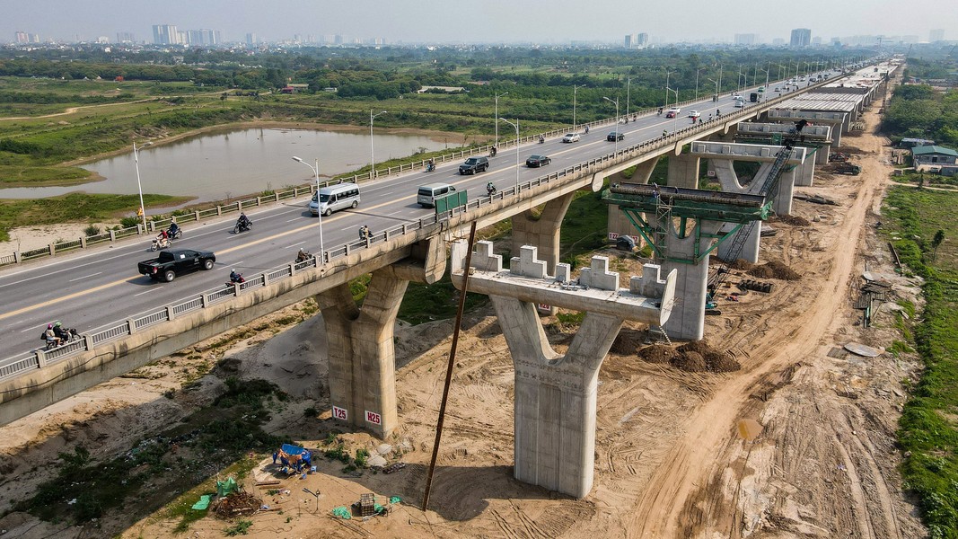 Cầu Vĩnh Tuy 2 là dự án giao thông trọng điểm kết nối 2 bờ sông Hồng tại cửa ngõ phía đông nam Hà Nội. Dự án được khởi công từ giữa tháng 1/2021. Sau gần 1,5 năm thi công, cây cầu trị giá 2.500 tỷ đồng dần thành hình.