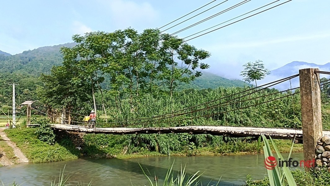 Theo tìm hiểu của PV, trên địa bàn huyện miền núi Bá Thước (Thanh Hóa) có hàng chục cây cầu đơn sơ bắc qua các con suối để người dân ở các thôn, bản đi lại hàng ngày.