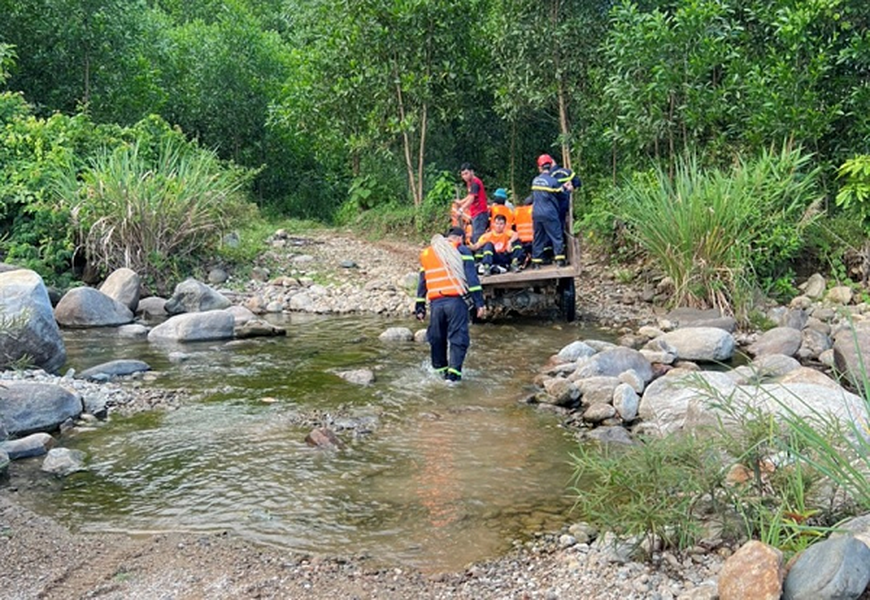 Theo Tổ quốc đưa tin, sáng 21/7, Công an xã Hòa Bắc (huyện Hòa Vang, Đà Nẵng) cho biết, trên địa bàn vừa xảy ra vụ việc 1 du khách nước ngoài trượt chân rơi xuống thác nước cao, tử vong trong lúc trèo lên khu vực này để chụp ảnh. (Ảnh: Tổ quốc)