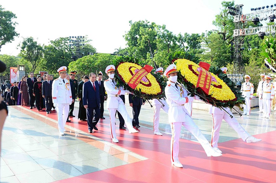 Đoàn lãnh đạo Đảng, Nhà nước đặt vòng hoa tại  Đài tưởng niệm các Anh hùng liệt sỹ. (Ảnh: Minh Đức/TTXVN)