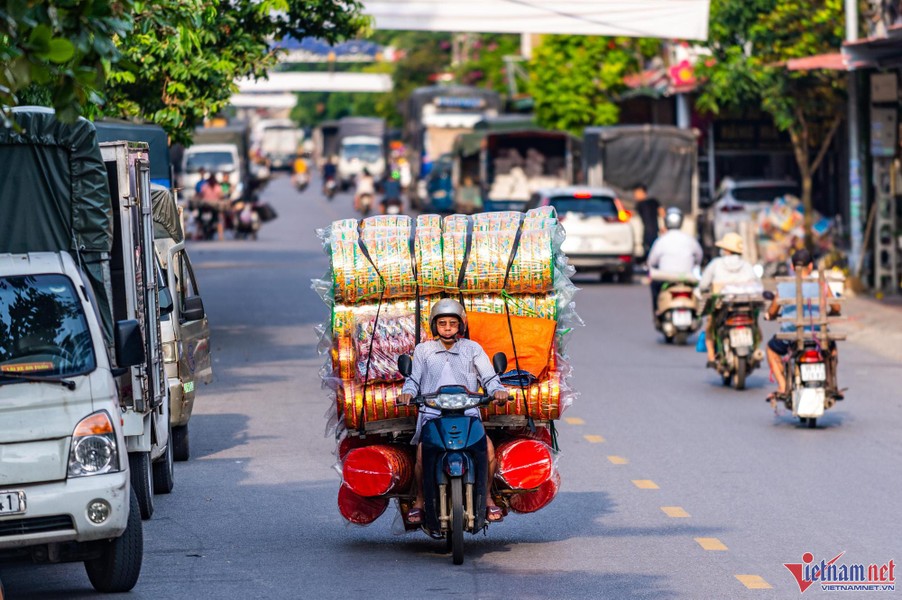 Những ngày này, người dân ở làng vàng mã Song Hồ (Thuận Thành, Bắc Ninh) tất bật làm các sản phẩm vàng mã nhân dịp rằm tháng 7. 