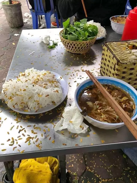 Lá me rơi vào đây thì chẳng còn gì là lãng mạn!!! Chọn chỗ ngồi sai hay do phong thủy đây?