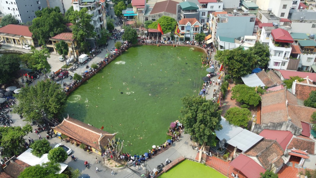 Làng Triều Khúc (Thanh Trì, Hà Nội) nằm giữa hai triền sông Tô Lịch và sông Nhuệ. Đây là một trong những ngôi làng cổ ven đô với mái đình, mái chùa, cây đa, giếng nước.