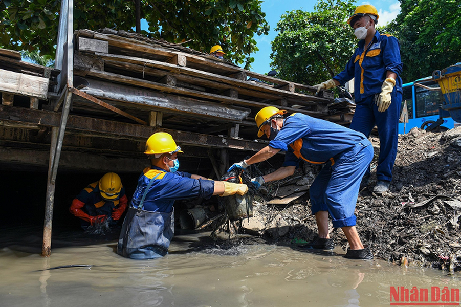 Một ngày làm việc của các công nhân cống ngầm sẽ bắt đầu từ khoảng 7 giờ sáng. Sau khi mặc đồ bảo hộ, một " thợ cống" nhận trách nhiệm xuống dưới để khơi thông dòng chảy.