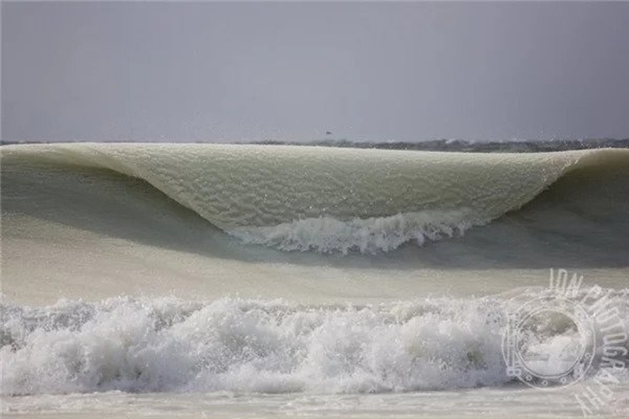 Những con sóng bị đóng băng ngay tại chỗ trên bờ biển đảo Nantucket, Cape Cod, Massachusetts.