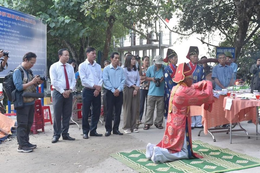 Trằm Trà Lộc là khu rừng tự nhiên còn lại của huyện Hải Lăng, tồn tại cách đây hàng trăm năm. Ở trung tâm khu rừng là một hồ nước rộng tạo ra môi trường xanh, sạch, đẹp và được nhân dân thôn Trà Lộc chăm sóc bảo vệ từ đời này qua đời khác. Tại đây hiện đang tồn tại một di tích đó là Tháp Chàm Trà Lộc đã được UBND tỉnh Quảng Trị công nhận là Di tích lịch sử cấp tỉnh vào năm 2003. Ảnh: Các vị chức sắc của làng làm lễ cúng trước khi phá trằm