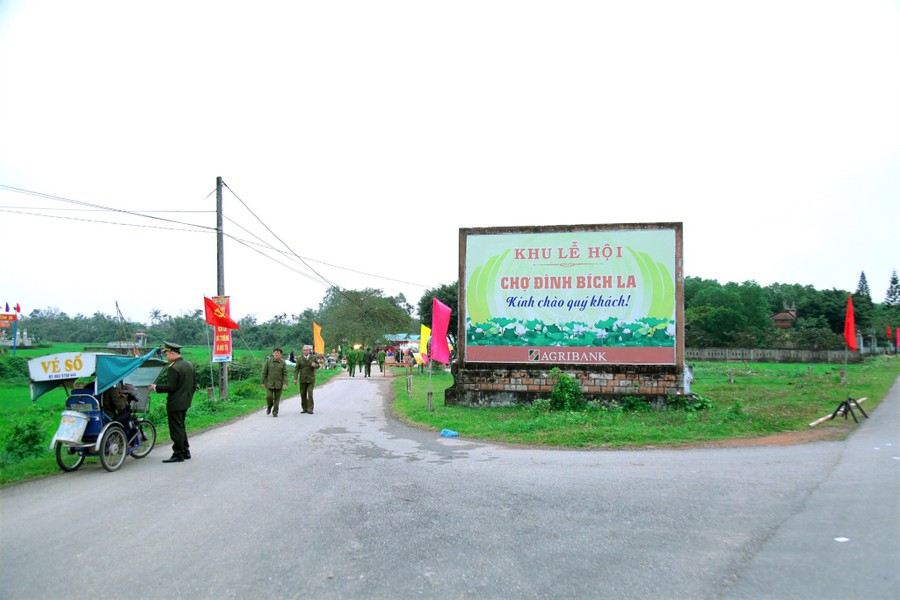 Phiên chợ đình Bích La (Quảng Trị) mỗi năm chỉ họp một lần, diễn ra vào đêm mùng 2 rạng sáng mùng 3 Tết thu hút đông đảo người dân, du khách đến tham quan, mua sắm.