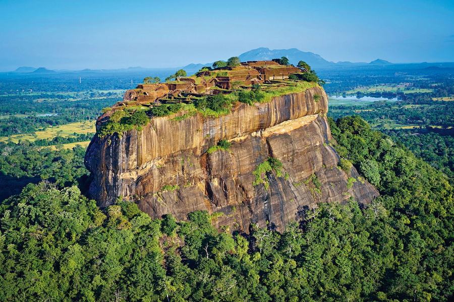 Pháo đài Sigiriya còn được gọi là " lâu đài trên bầu trời". Tọa lạc ở ngoại vi thành phố Matale của đảo quốc Sri Lanka, Sigiriya (nghĩa là Đá Sư tử) là tên gọi của một di tích cổ xưa độc đáo nổi tiếng thế giới.