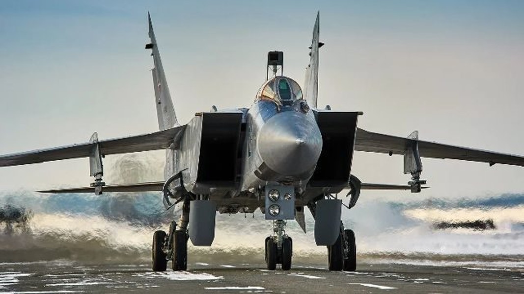  Tiêm kích MiG-31I vừa được tích hợp hệ thống tiếp nhiên liệu trên không đặc biệt khiến cự ly hoạt động của nó được mở rộng đáng kể, rất thích hợp với yêu cầu tác chiến tầm xa.