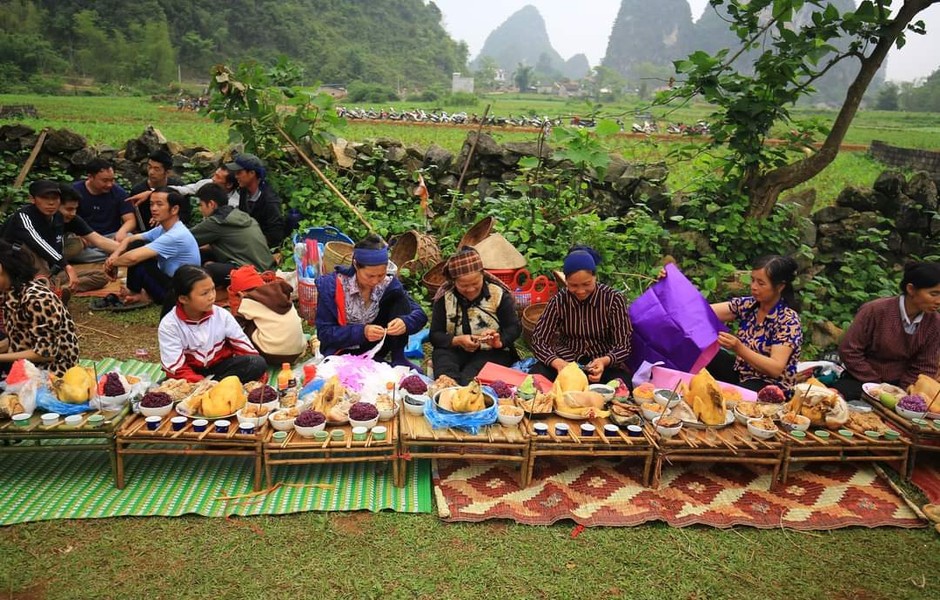 Tiết Thanh Minh đến sau ngày Lập Xuân 45 ngày. Theo nghĩa đen, thanh là trong sạch, còn minh là sáng sủa. Khi mưa bụi mùa xuân kết thúc, bầu trời trở nên quang đãng, sáng sủa là sang Tiết Thanh minh, kéo dài khoảng 15 - 16 ngày.