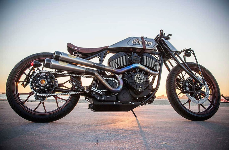 Roland Sands x Indian ‘Track Chief’: Đây là sản phẩm hợp tác giữa nhà sản xuất xe Mỹ Indian và lò độ Roland Sands. Xe có kiểu dáng boardtracker cổ điển, nhưng lại có bộ vành đúc 21 inch hiện đại. Nằm giữa khung xe khá mảnh khảnh là khối động cơ Thunder Stroke dung tích 1.811cc, mômen xoắn 161 Nm.