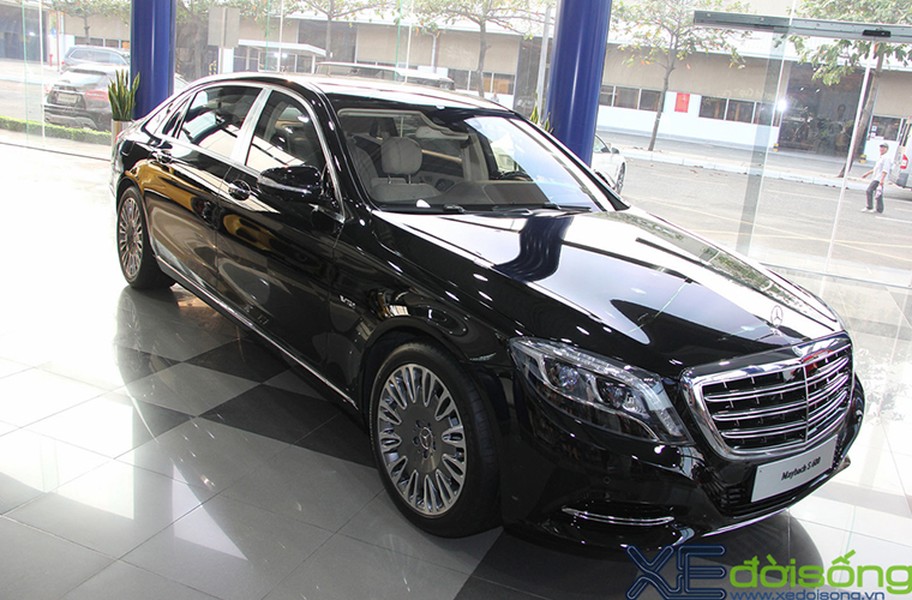 Mercedes-Maybach S600 có tổng chiều dài 5.453 mm, chiều rộng 1.899 mm, cao 1498 mm và chiều dài trục cơ sở là 3365 mm. Cụm đèn trước được thiết kế LED toàn phần thông minh.