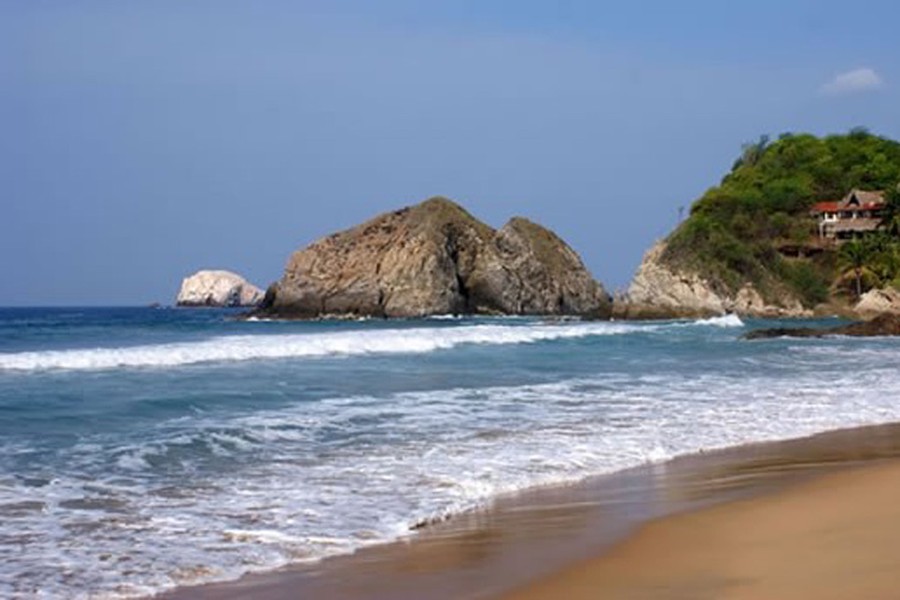 Bãi biển Playa Zipolite, Mexico: Mexico vừa là quốc gia sở hữu những bãi biển đẹp nhất thế giới như biển Cancun nhưng cũng là ngôi nhà của một trong những  bãi biển nguy hiểm nhất thế giới. Playa Zipolite là một trong số đó. Tên của bãi biển có nghĩa là "bãi biển của người chết" vì hàng năm đều có du khách tử nạn khi tắm biển. Tuy nhiên bãi biển vẫn là địa điểm thu hút lượng lớn khách du lịch.   