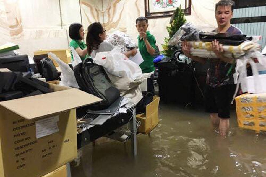 Mới đây, cư dân mạng truyền tay nhau hình ảnh biệt thự triệu đô của  Đàm Vĩnh Hưng bị ngập nặng sau cơn mưa lớn chiều ngày 26/9 ở Sài Gòn.