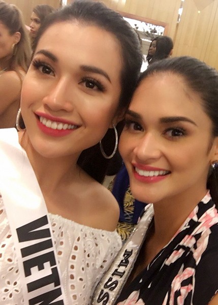 Mới đây, Á hậu Lệ Hằng đã có buổi gặp gỡ với ban tổ chức  Miss Universe 2016. Tại sự kiện, cô tự tin đọ sắc cùng Hoa hậu Pia Wurtzbach.   