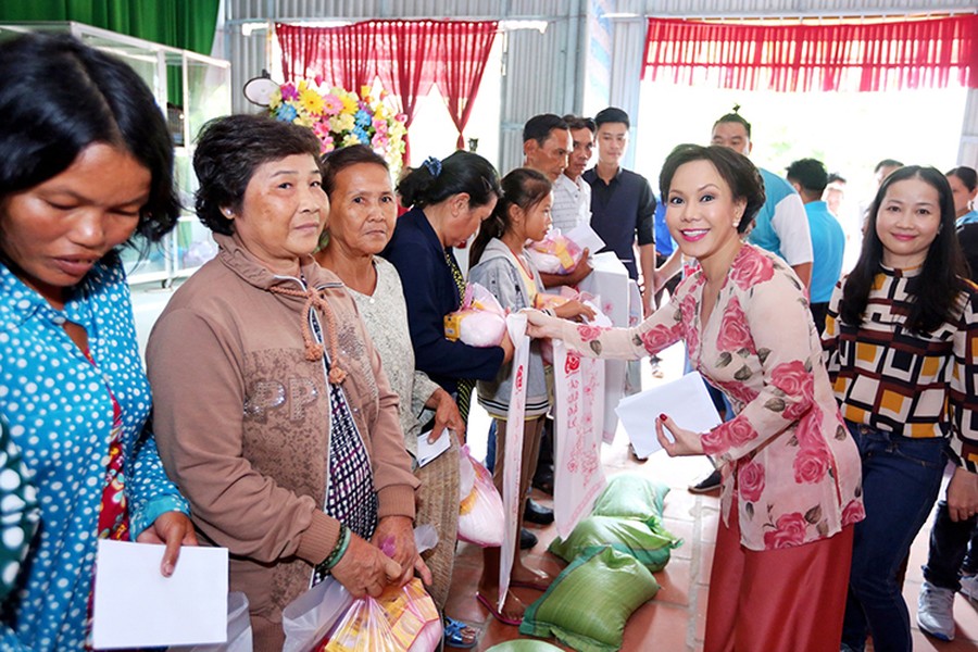 Giáp Tết, hàng loạt  sao Việt đi từ thiện, mang tình cảm ấm áp đến với người dân nghèo. Mới đây, dù khá bận rộn với lịch làm việc vào dịp cận Tết Nguyên Đán 2017 nhưng danh hài Việt Hương vẫn đi làm từ thiện cùng các mạnh thường quân tại xã Hoà Tịnh, huyện Măng Thít, tỉnh Vĩnh Long. (Ảnh: Duy Nhất)   