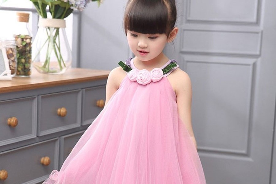  Váy tutu hay còn gọi là váy công chúa, thường thấy mặc nhiều ở những cô bé Châu Âu, Châu Mỹ. Tuy là một trong những kiểu váy không thể thiếu trong tủ đồ trẻ em phương Tây nhưng váy tutu lại chỉ mới du nhập vào Việt Nam thời gian gần đây.