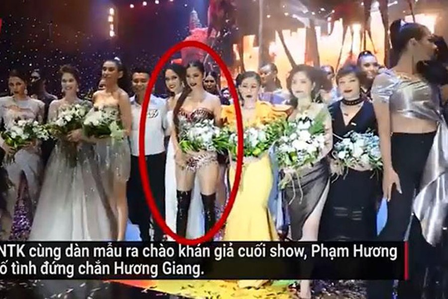 Mới đây,  Phạm Hương trở thành tâm điểm khi lộ clip bị cho là cố tình đứng chắn ngang trước mặt của Hương Giang Idol trong show thời trang của NTK Đỗ Long. Ảnh: Khampha