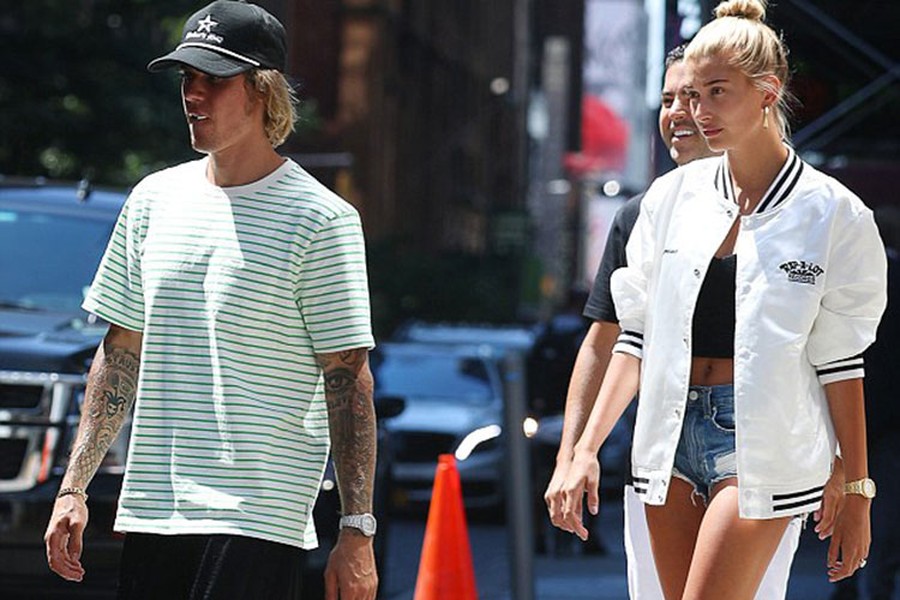  Justin Bieber - Hailey Baldwin vừa bị bắt gặp sánh đôi bên nhau trên đường phố New York sau khi đính hôn tại Bahamas. Ảnh: Dailymail