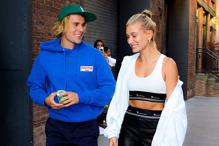  Justin Bieber - Hailey Baldwin được cho là đang chuẩn bị cưới.  Trên US Weekly, nữ diễn viên Kim Basinger tiết lộ con gái của cô - Ireland Baldwin được chọn lo tiệc cưới cho cặp đôi này.