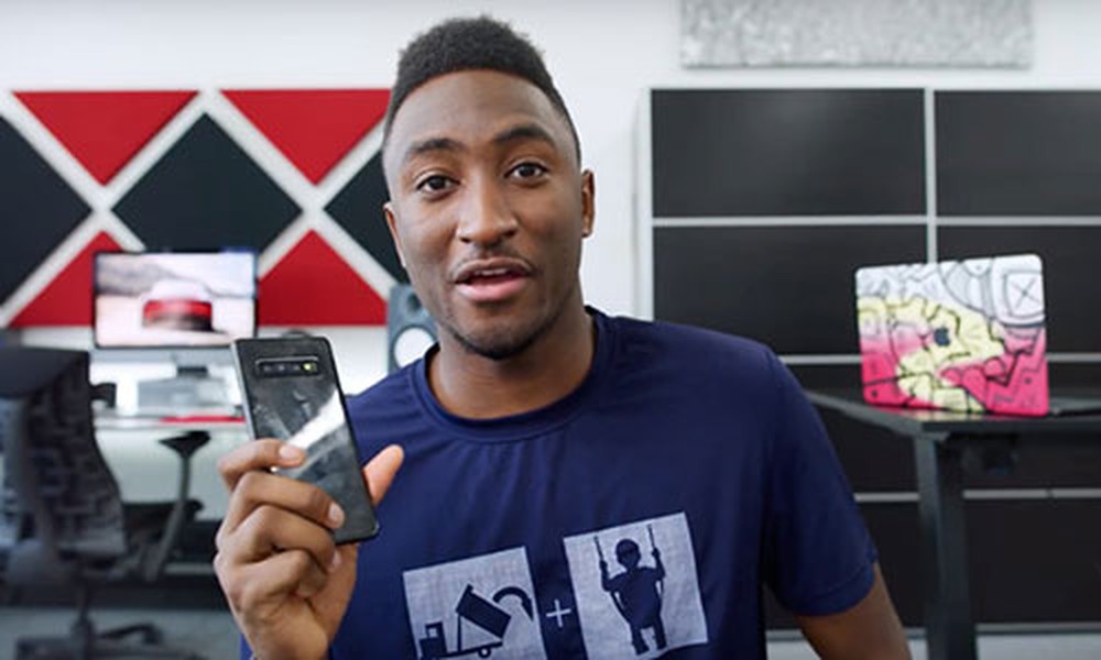 Marques Brownlee là một YouTuber nổi tiếng trong giới công nghệ khi có hơn 7,8 triệu người đăng ký theo dõi kênh. Brownlee đã đăng tải video trải nghiệm nhanh bản mô hình của  Galaxy S10 và S10+, thu hút hơn 2,7 triệu lượt xem và 9,6 nghìn bình luận.