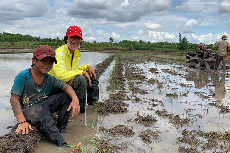 Trên trang cá nhân, Hoa hậu  H'hen Niê vừa chia sẻ loạt ảnh ra đồng làm ruộng khi về quê.