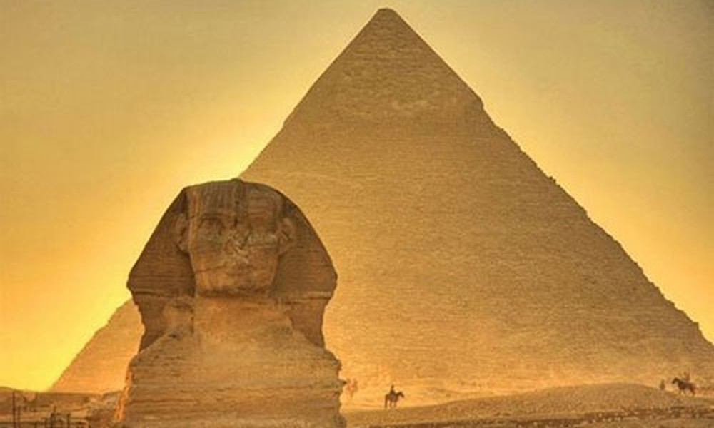 Kim tự tháp Giza và tượng nhân sư khổng lồ Sphinx (Ai Cập): Cùng với sự xuất hiện nền văn minh Ai Cập cổ là sự tập trung dày đặc các công trình xây dựng vĩ đại. Kim tự tháp Giza và tượng nhân sư khổng lồ Sphinx là quà tặng vô giá - một trong bảy kì quan thế giới mà Ai Cập cổ đại để lại cho nhân loại.