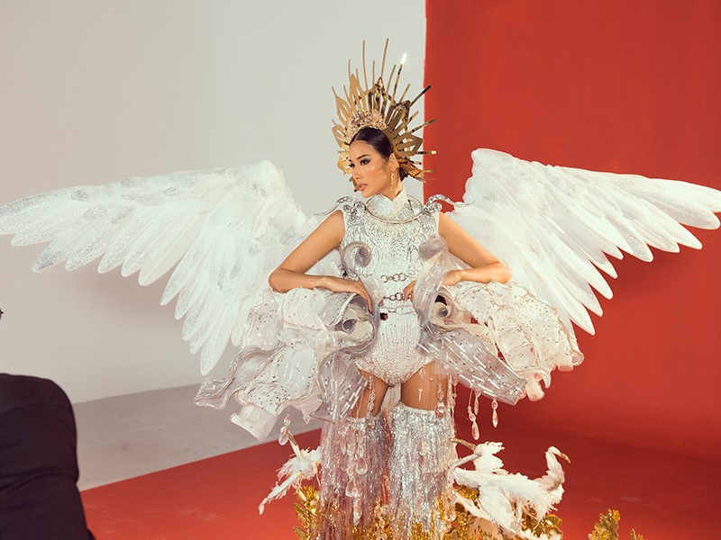 3 bộ quốc phục dành cho  Hoàng Thùy tại cuộc thi Miss Universe 2019 - Hoa hậu Hoàn vũ Thế giới 2019 đang ngày càng hoàn thiện.