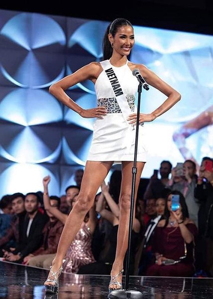 Sáng ngày 7/12, Hoàng Thùy cùng các thí sinh của cuộc thi  Miss Universe 2019 - Hoa hậu Hoàn vũ Thế giới 2019 bước vào bán kết.