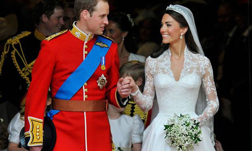 Hoàng tử William kết hôn với Kate Middleton: Sau nhiều năm hẹn hò, Hoàng tử William cuối cùng đã ngỏ lời cầu hôn với cô bạn gái đại học Kate Middleton. Cháu trai của Nữ hoàng đã quỳ xuống cầu hôn bạn gái bằng một chiếc nhẫn kim cương và sapphire từng thuộc về Công nương Diana khi cả hai đi nghỉ ở Kenya. Cặp đôi kết hôn tại Tu viện Westminster và hôn lễ của họ là một trong những đám cưới hoàng gia đắt giá nhất hành tinh.