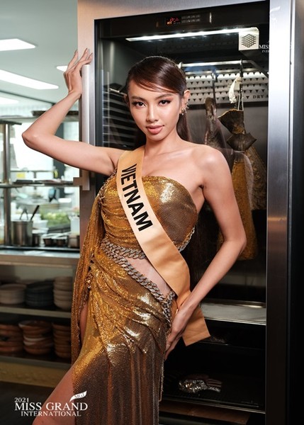 Mới đây,  Nguyễn Thúc Thùy Tiên dự tiệc tối cùng 14 thí sinh may mắn khác tại cuộc thi Miss Grand International 2021 - Hoa hậu Hòa bình Quốc tế 2021. Ảnh: Miss Grand International