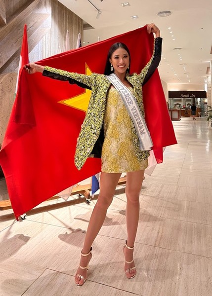 Trên trang cá nhân,  Á hậu Kim Duyên vừa chia sẻ hình ảnh đầu tiên tại cuộc thi Miss Universe 2021 - Hoa hậu Hoàn vũ Thế giới 2021.