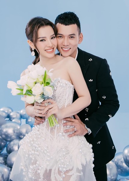 Theo Yan,  Phương Trinh Jolie - Lý Bình đầu tư đến 500 triệu cho các bộ ảnh cưới.