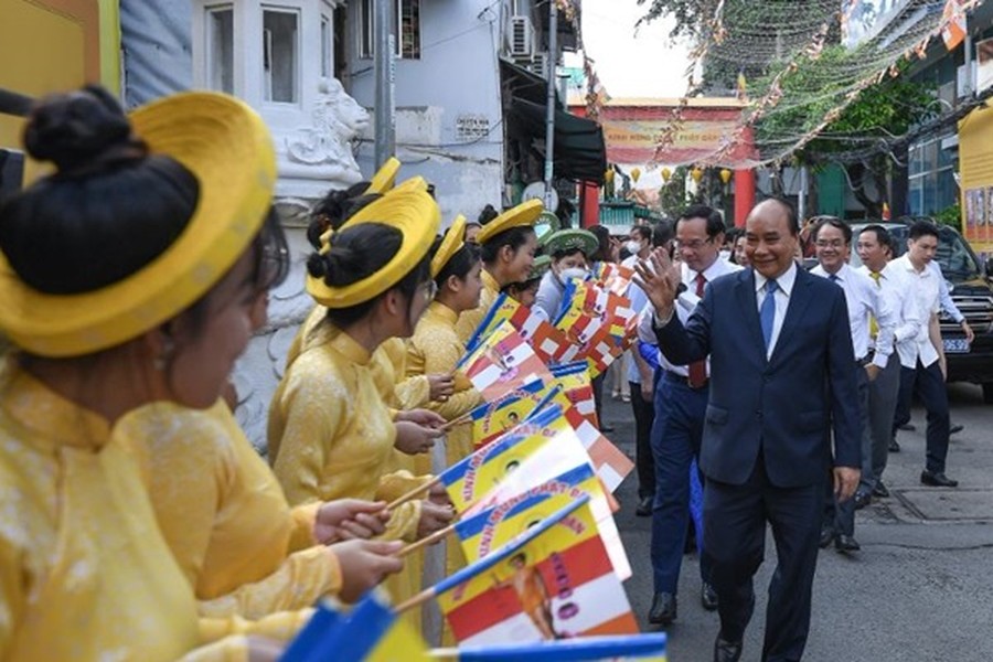 Sáng 14/5,  Chủ tịch nước Nguyễn Xuân Phúc tới thăm chùa Minh Đạo (quận 3, TPHCM). Tham gia đoàn có Bí thư Thành ủy TPHCM Nguyễn Văn Nên; bà Bùi Thị Minh Hoài - Bí thư Trung ương Đảng, Trưởng ban Dân vận trung ương.