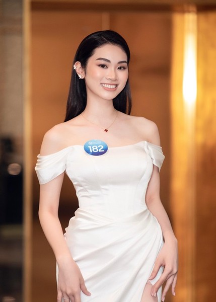 Nguyễn Thùy Linh đang được nhiều khán giả đặt kỳ vọng sẽ đăng quang  Miss World Vietnam 2022 - Hoa hậu Thế giới Việt Nam 2022. Cô gái này sinh năm 2000, có chiều cao 1m74, số đo ba vòng 85-62-90cm. Thùy Linh vừa tốt nghiệp loại giỏi của Học viện Ngoại giao, khoa Truyền thông và Văn hoá đối ngoại. Thùy Linh thông thạo tiếng Anh và giao tiếp tốt tiếng Pháp, có chứng chỉ IELTS 7.0, bằng tiếng Pháp DELF A2. Thí sinh này vào thẳng top 20 Miss World Vietnam 2022 nhờ giành giải Người đẹp bản lĩnh. Ngoài ra, Thùy Linh còn lọt top 5 Người đẹp thời trang, Top 5 Người đẹp du lịch, top 9 Người đẹp thể thao.