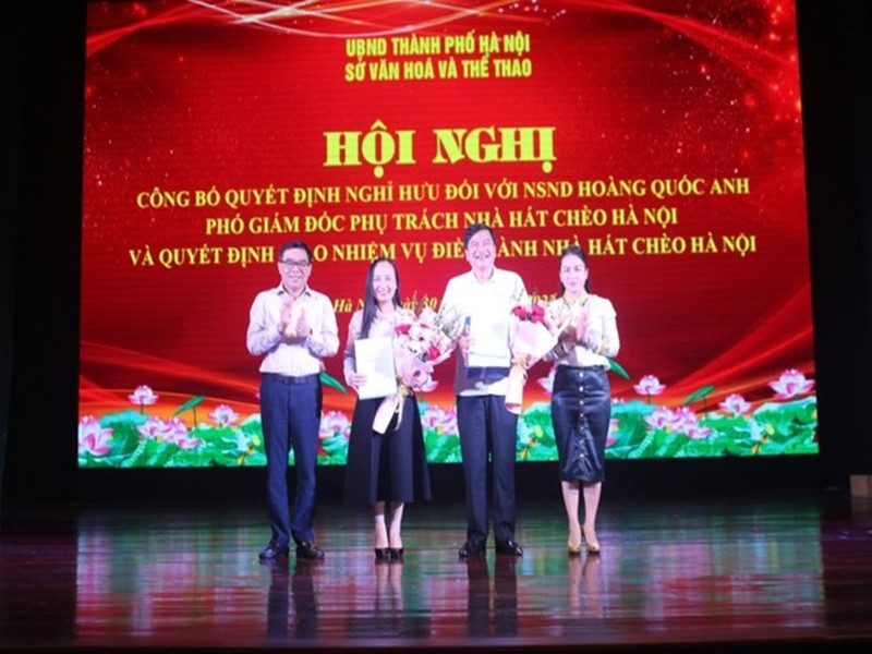 Theo Dân Trí,  NSND Quốc Anh (thứ hai bên phải) - Phó Giám đốc phụ trách Nhà hát Chèo Hà Nội (Quyền Giám đốc Nhà hát Chèo Hà Nội) nhận quyết định nghỉ hưu vào ngày 30/8. Ảnh: Tiền Phong