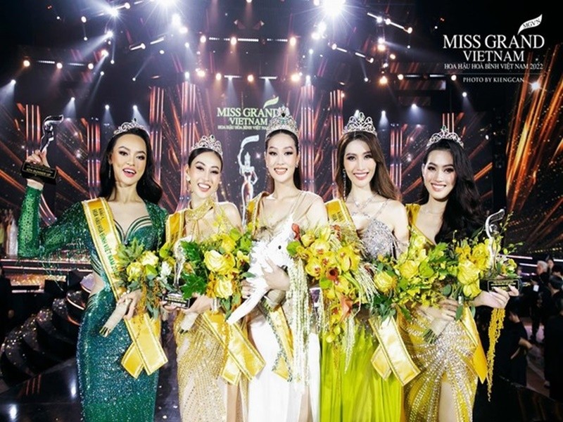 Tháng 10/2022,  Đoàn Thiên Ân (giữa) đánh bại 49 người đẹp khác để đăng quang Miss Grand Vietnam 2022 - Hoa hậu Hòa bình Việt Nam 2022. Ảnh: Miss Grand Vietnam